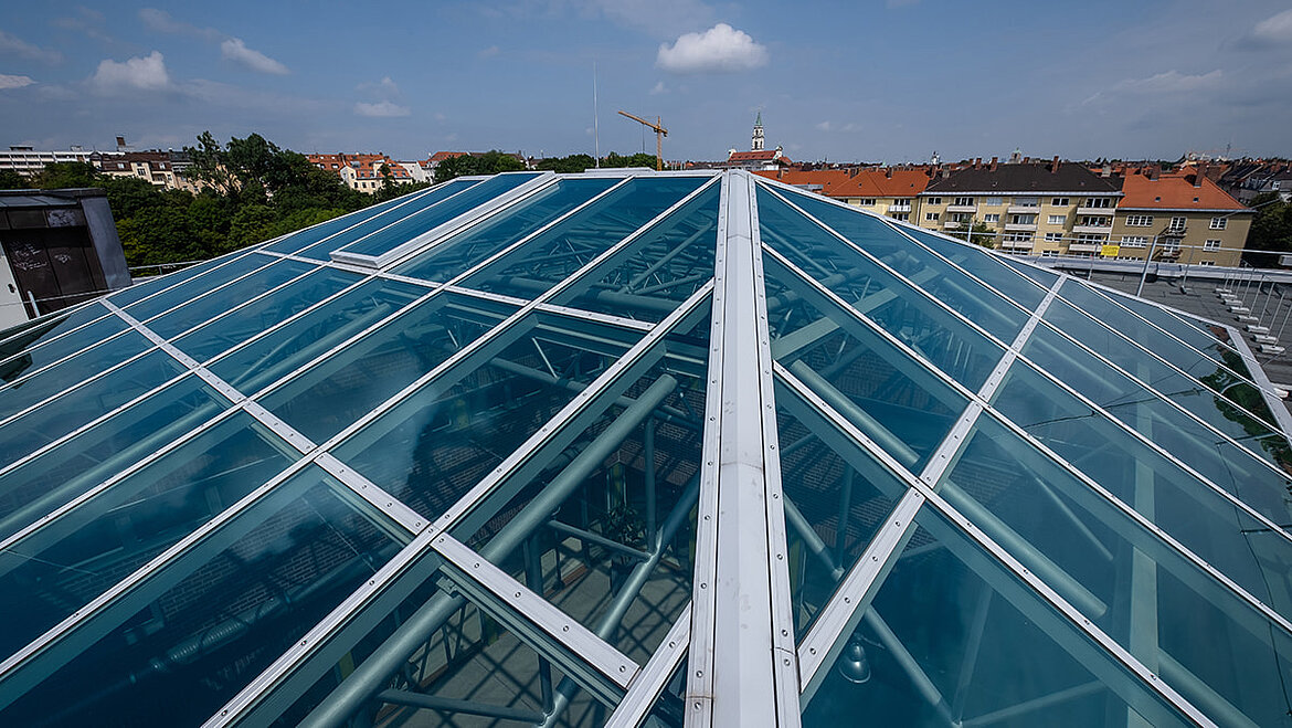 Vogelperspektive auf das Glasdach des Dante Gymnasiums in München LAMILUX Glasdach PR60 über Aula eines Gymnasiums | insights by LAMILUX
