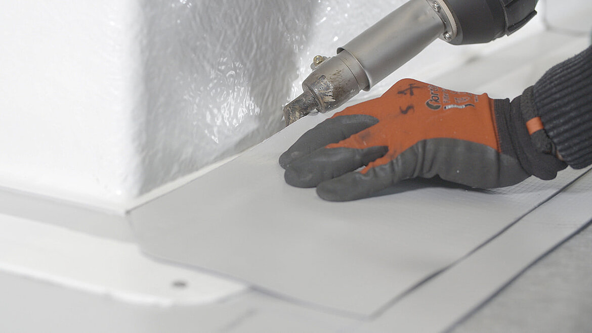Anbringen der PVC-Bahn an die PVC-Anschlussschiene LAMILUX Lichtkuppel Aufsatzkranz mit PVC-Anschlusschiene | insights by LAMILUX