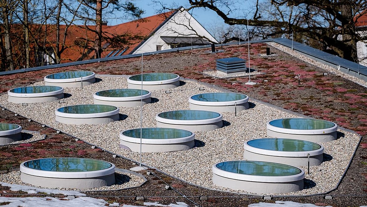 Architektonische Anordnung der Tageslichtelemente auf dem Kindergartenneubau | insights by LAMILUX