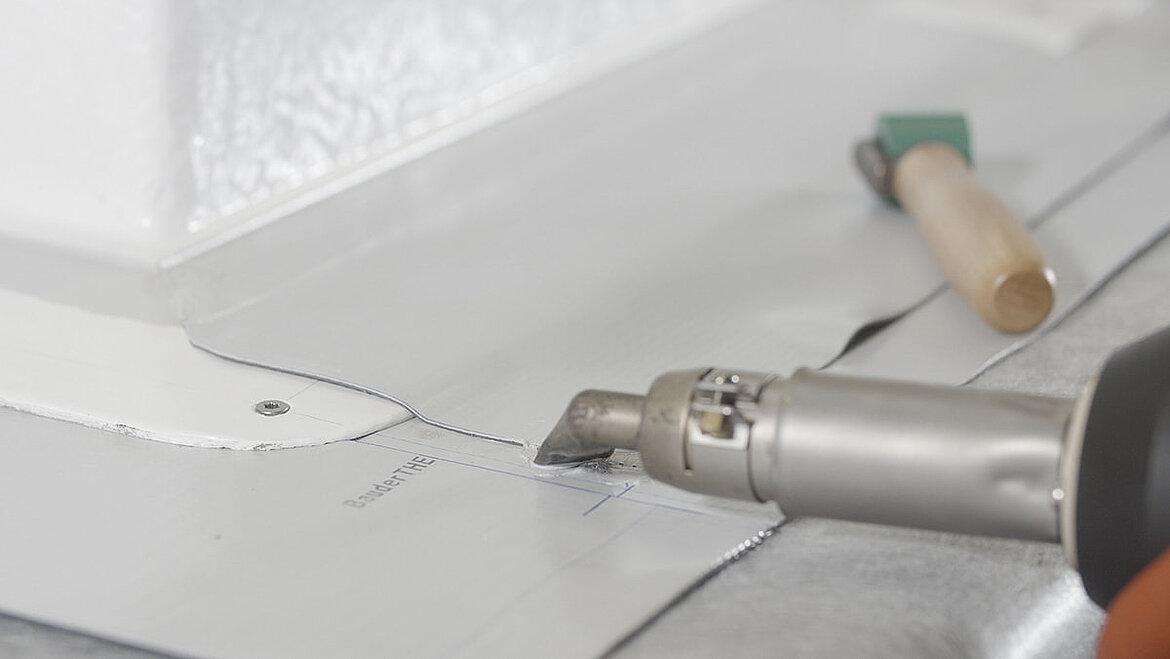 Verschließen des Kapillarkanals mittels einer Föhndüse Kapillarkanal an PVC-Abdichtungsbahn glätten | insights by LAMILUX