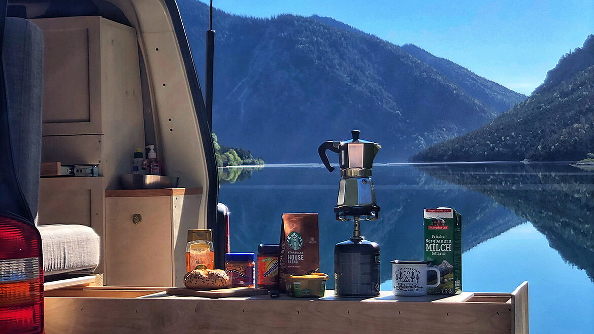 Frühstück am Bergsee Frühstück im Camper am See
