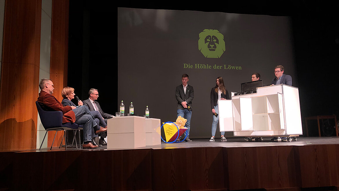 Präsentation einer Küche in der Höhle der Löwen Präsentation Küche aus GFK vor Jury | insights by LAMILUX