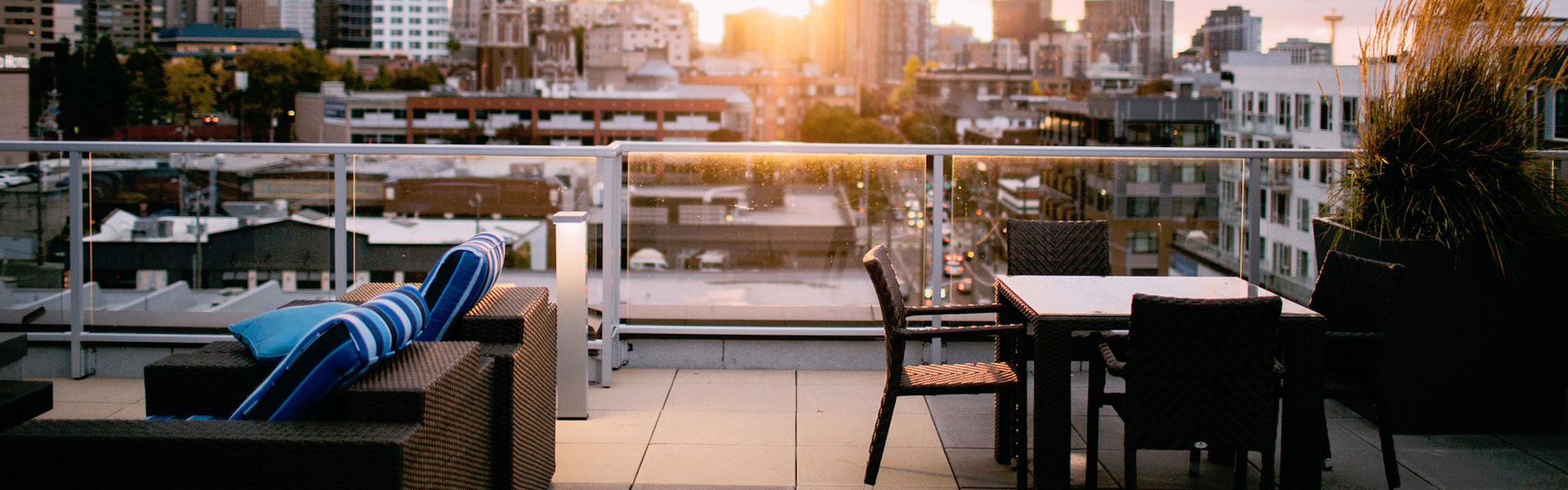 Dachterrasse mit Ausblick auf die Stadt
