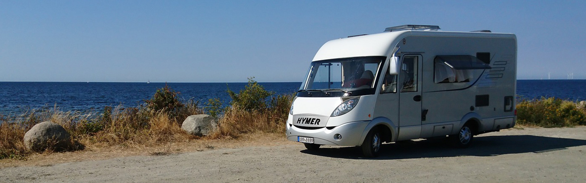 Caravan am Meer vor blauen Himmel 