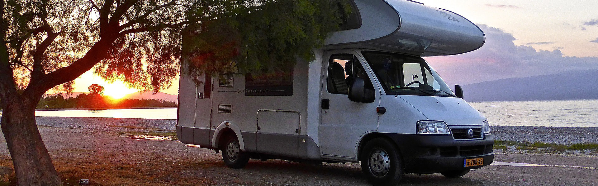 Caravan mit Sonnenuntergang Caravan am See im Sonnenuntergang | insights by LAMILUX