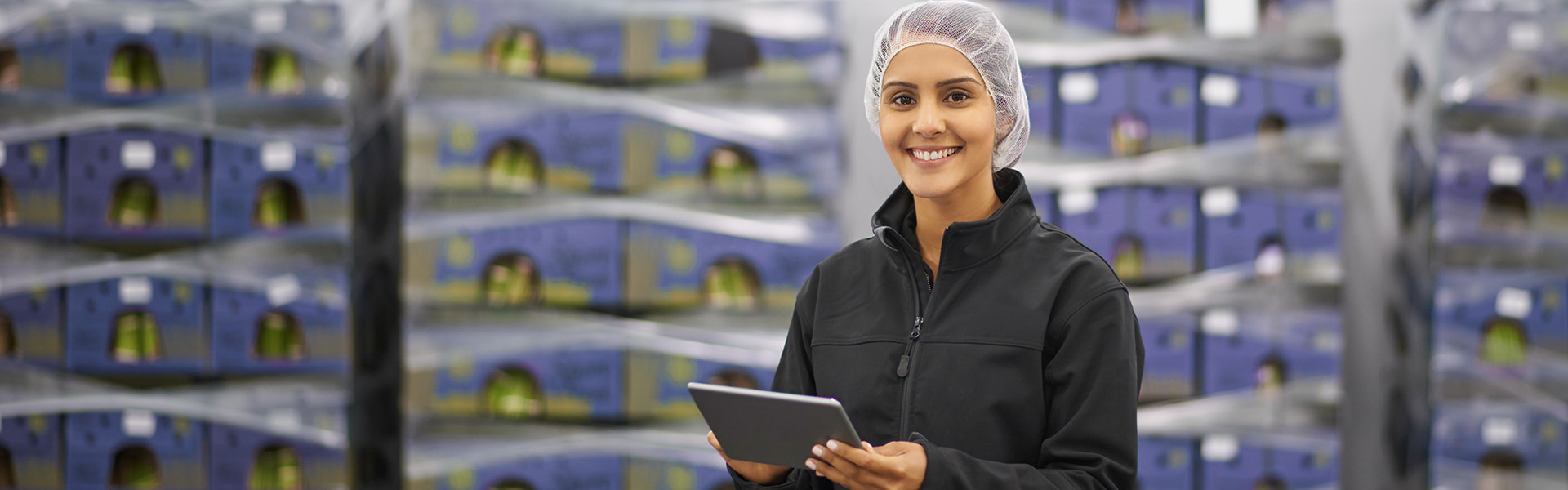 Mitarbeiterin in Kühllager checkt HACCP Standard
