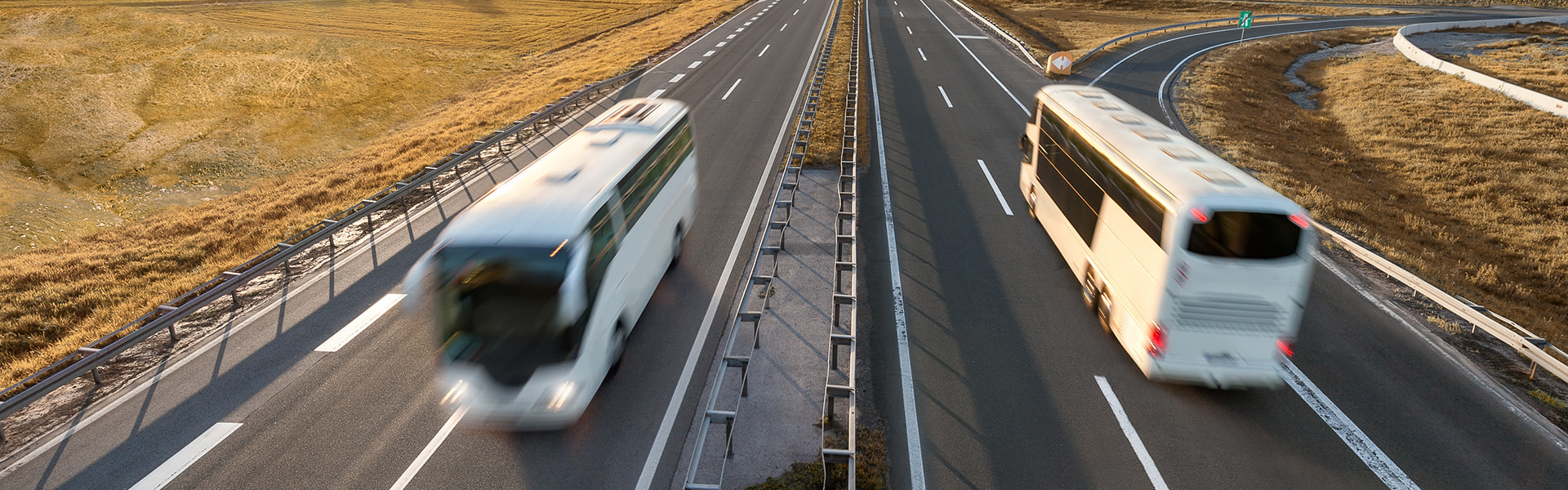 Zwei Busse auf der Autobahn