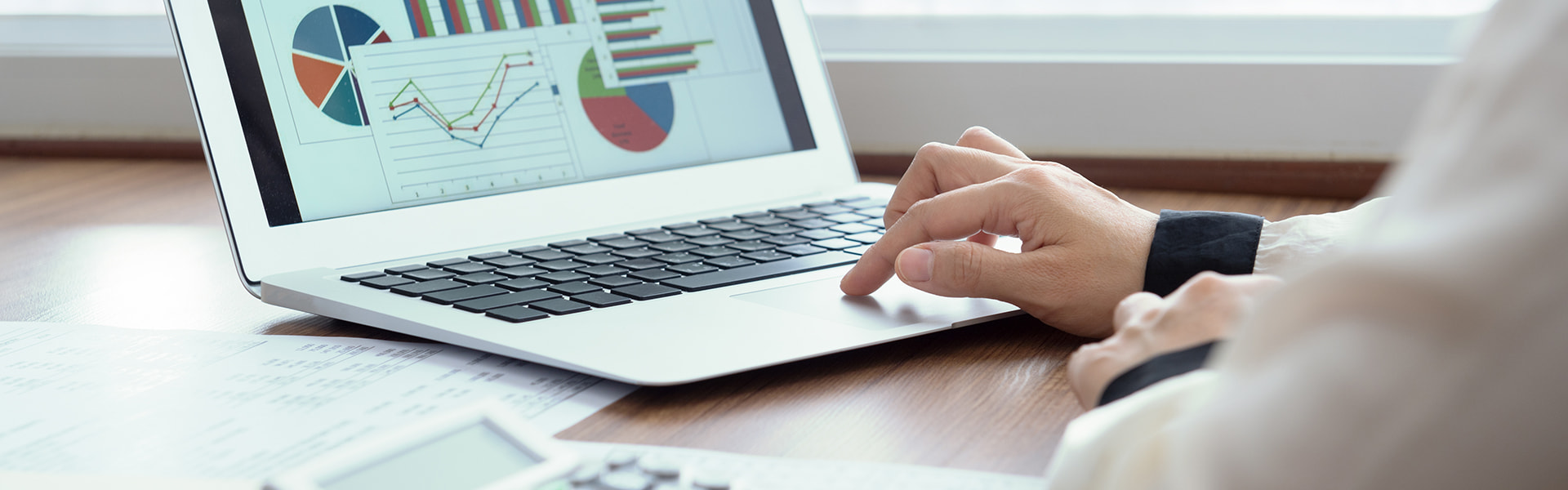 Kalkulation mit Laptop und Taschenrechner Return on Investment berechnen mit Diagrammen und Tabellen | insights by LAMILUX